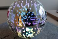 Glaskugel die Leuchtet mit Sternen drauf