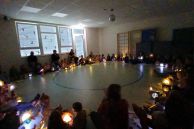 Kinder mit leuchtenden Laternen sitzen im Kreis