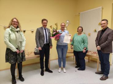 Frau Bourdier bekommt einen Blumenstrauß vom Bürgermeister überreicht