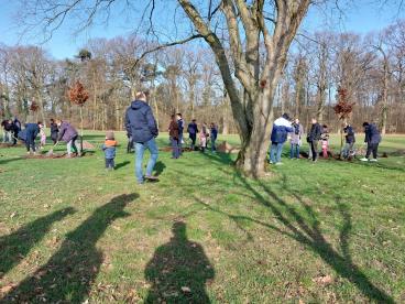 Menschen auf einer Wiese