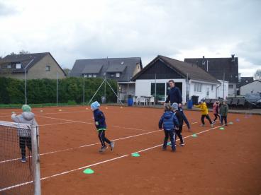 Wir probieren mal das Tennisspielen aus!