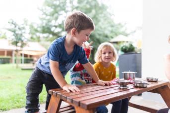 Kinder zusammen am Tisch