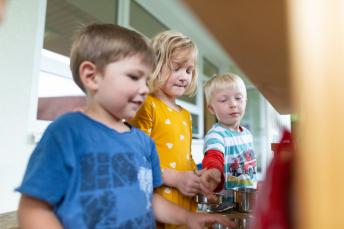 Kinder zusammen draußen