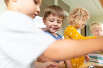 Kinder zusammen draußen
