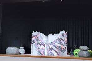 Bühnenbild Steine Mauer